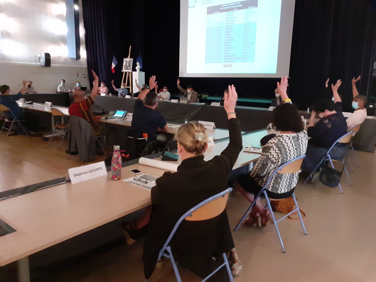 Le Conseil municipal a pris acte de la feuille de route citoyenne remise à l'issue des 5 séances de travail menées par 140 Ponts-de-Céais volontaires. Il a aussi adopté la création d'un comité de suivi composé majoritairement de membres des clubs climat. #LesPontsdeCe #Planclimat