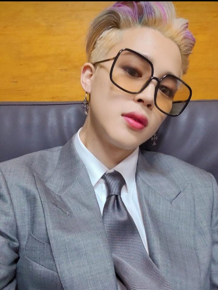 jiminshi2001's tweet photo. Sorry guys I'm addicted to jimin that's why I post my edits also anybody get hurts I'm sorry don't underestimate because this is only my happiness .I know it's only my dream it's not coming true, but it's
the only way to express my feeling's
#jiminandwho
#ARMYSelcaDay
#Jimin https://t.co/YUIFfN3yxe