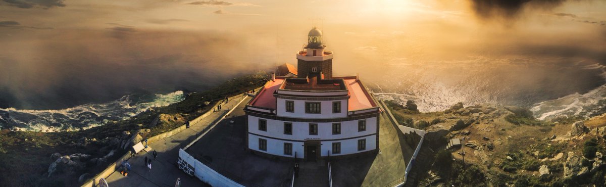 ¿Sabíais que tenemos 25 naves que formaban parte de la armada invencible en el fondo del mar de la #costadamorte?

#costadamorte #farofinisterre #hotelconencanto #faro #fisterra #xacobeo #peregrino #viajeros #hotelosemaforo #findelmundo #galiciacalidade