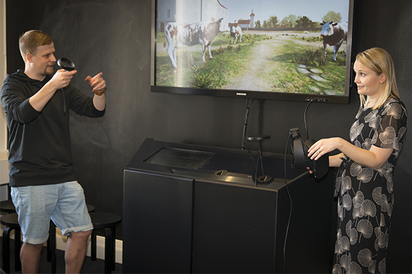 helsinkibiz's tweet image. Tiesitkö, että #Helsinki tarjoaa elävän elämän ympäristöjä, joissa #yritykset pääsevät kokeilemaan tuotteita ja palveluja? Kansainvälisestikin uniikki, kokeiluja edistänyt #6Aika-hanke päättyy, mutta työ jatkuu 👉 @TestbedHelsinki! Lue kokeilukokemuksista: hel.fi/uutiset/fi/kau…