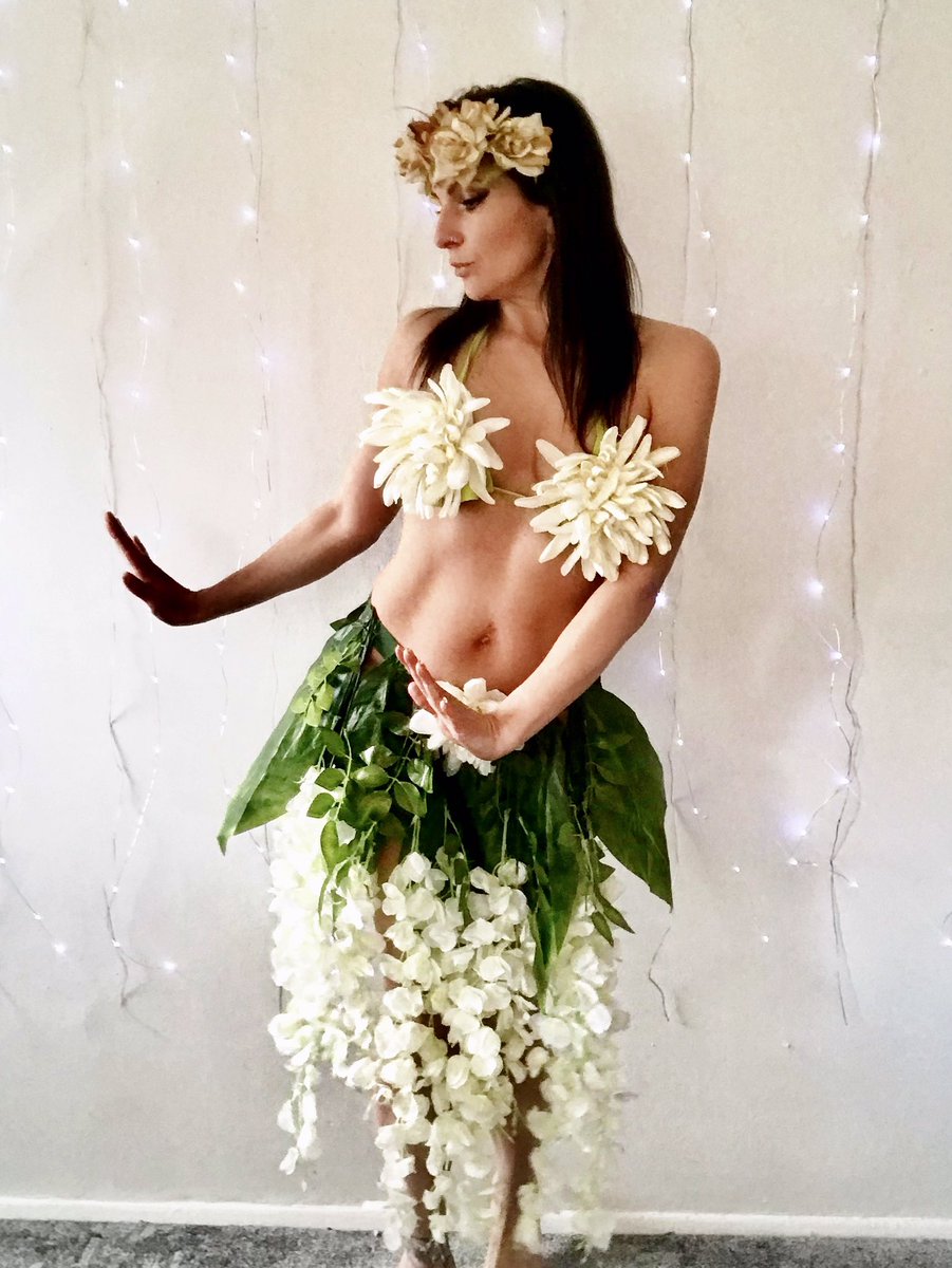 LarouseFifi's tweet photo. Check out my bio for the link to see more #hulagirl #huladance #hawaii #burlesque #summersexy #sexysummer #onlyfans #onlyfansgirl #burlesquedancer #dancer #flowergirl #sexygirl #ivegotalovelybunchofcoconuts https://t.co/9DN182Isat