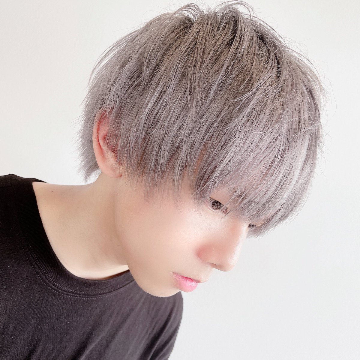 Jun Silver Gray メンズに大人気のシルバーカラー 黄ばみも綺麗に消してくれます 1mmでもいいなと思ったらいいね 雰囲気嫌いじゃないよって人いいね 派手髪 髪色 原宿 ブリーチ マニパニ いいねした人全員フォローする 相互フォロー