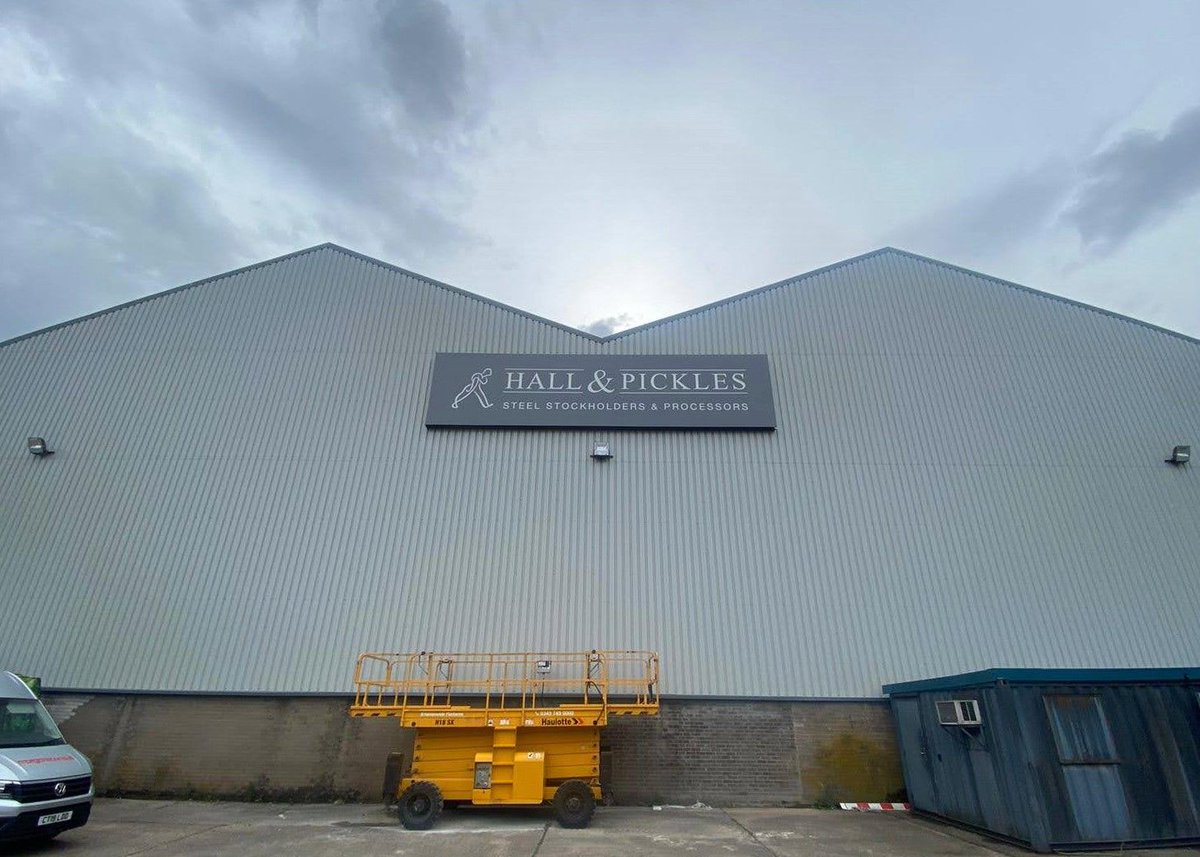 MorgansConsult's tweet photo. We helped Hall & Pickles refresh their building exterior with these large illuminated signs π€©
#signage #signageandbranding #signs #businesssigns #businesssignage #cardiff #wales #walessigns #externalsignage #illumination https://t.co/1OGVpJltxH
