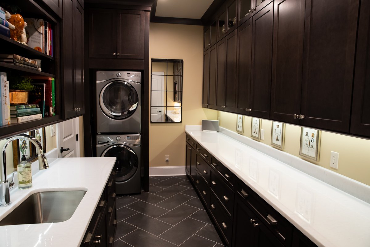 Who said laundry rooms can't be both beautiful and functional? Have a look at a recent project by Tim Disalvo!

#timdisalvo #laundryroomrenovations #memphiscontractor #memphishomerenovator