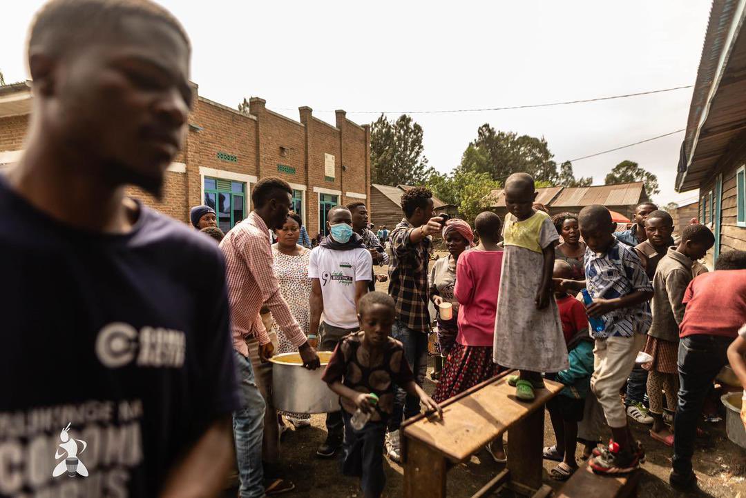 AmaniFestival's tweet photo. Ensemble avec les mouvements @Gomactif, Scouts et @luchaRDC, de nombreux bénévoles sont présents depuis 10 jours pour aider les déplacés à #Sake et #Rutshuru, et venir en aide aux plus démunis comme les enfants de la rue à #Goma.

Avec ces jeunes, il est sûr que #gomasurvivra. ✊🏿 https://t.co/o5g6bkH2sd