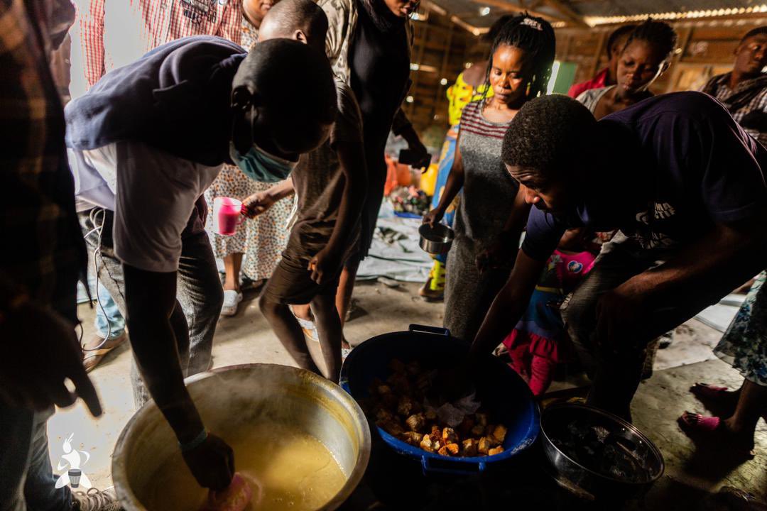 AmaniFestival's tweet photo. Ensemble avec les mouvements @Gomactif, Scouts et @luchaRDC, de nombreux bénévoles sont présents depuis 10 jours pour aider les déplacés à #Sake et #Rutshuru, et venir en aide aux plus démunis comme les enfants de la rue à #Goma.

Avec ces jeunes, il est sûr que #gomasurvivra. ✊🏿 https://t.co/o5g6bkH2sd
