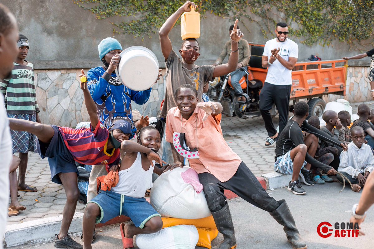 AmaniFestival's tweet photo. Ensemble avec les mouvements @Gomactif, Scouts et @luchaRDC, de nombreux bénévoles sont présents depuis 10 jours pour aider les déplacés à #Sake et #Rutshuru, et venir en aide aux plus démunis comme les enfants de la rue à #Goma.

Avec ces jeunes, il est sûr que #gomasurvivra. ✊🏿 https://t.co/o5g6bkH2sd