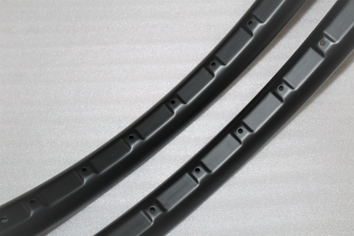 xyzcycling's tweet image. Full carbon fiber construction, 36mm internal width tubeless ready rim, improved ride quality thanks to the new rim convex shape. 

#xyzrim #Trail #AM #Enduro #DH
