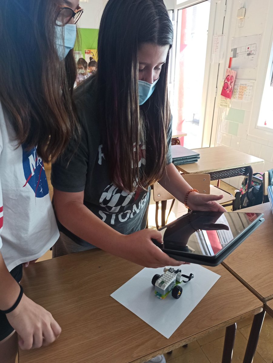 Albert_MDC's tweet photo. A Robòtica treballem la nova eina de #ScreenCastify per a fer enregistraments de pantalla, veu i imatge mitjançant #LegoWeDo. @escolamdcprat https://t.co/n4l0ScO9kK