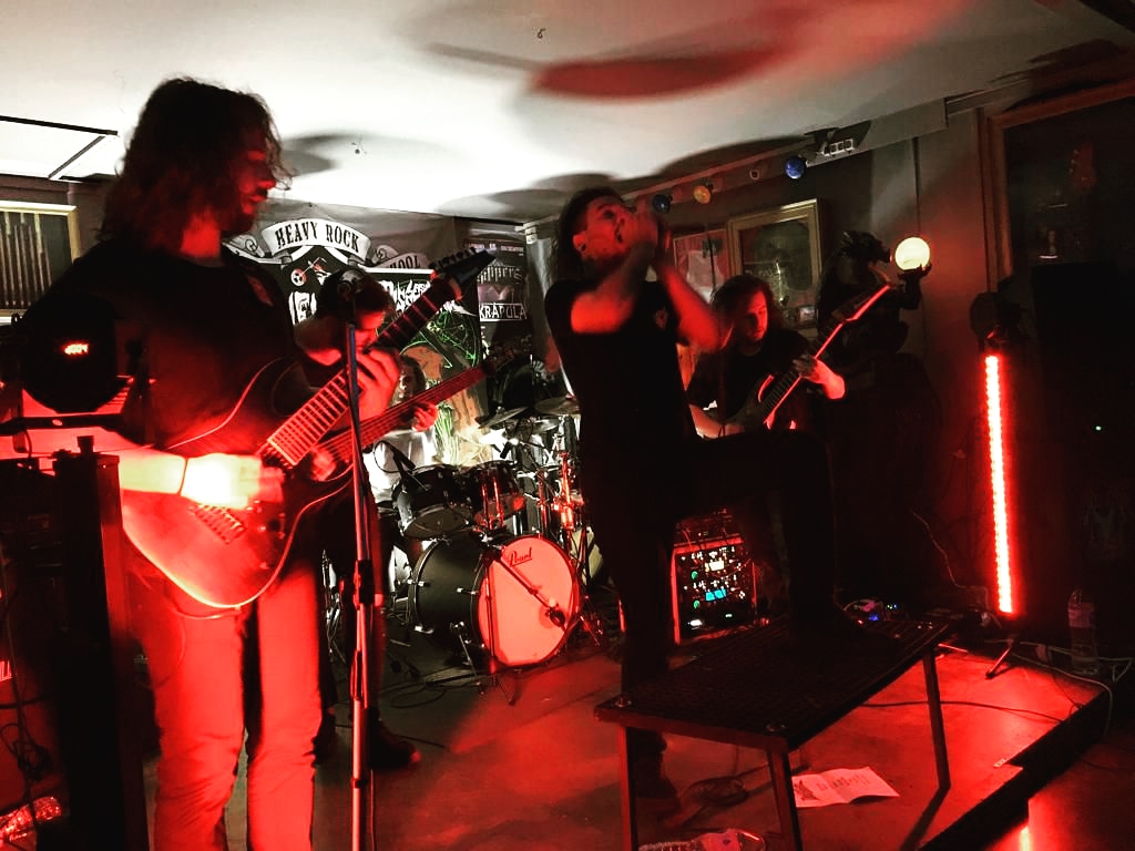 Cómo lleváis esas ganas de moshpit? 
Y si os decimos que se viene algo guapo para este año? 😈🔥