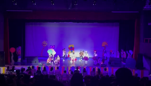 21physed's tweet photo. Huge HWEO unit! G4 #pyp Ss learned about dramatic arts in HR, Visual Arts, Music, #physed by taking an active role in the #Seussical. Props/costumes/choreography, student-led w/ an authentic public product. Kudos to @MrEllisMusic @MissAnnaCreates @MrAlexDesigns @ElizabethLaoShi https://t.co/tnHoW8Nzx9