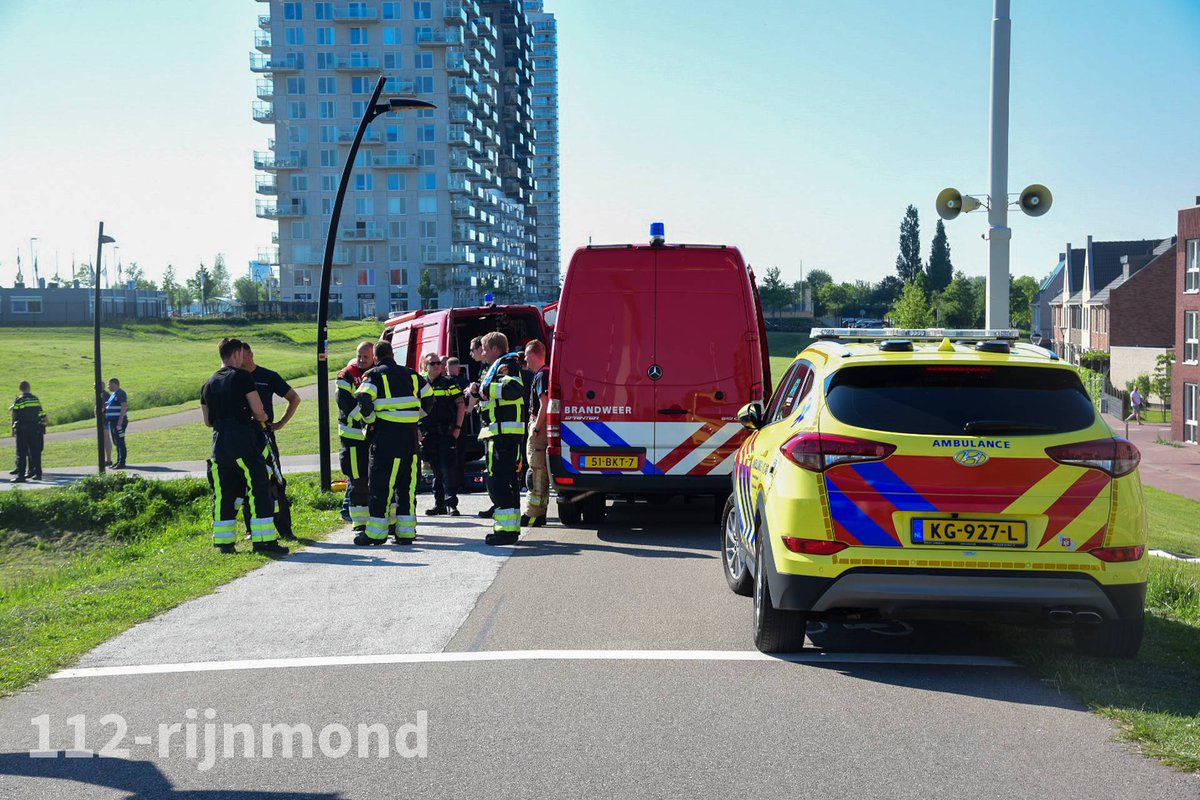 112rijnmond's tweet photo. #Veerkade #Spijkenisse: daar hebben de duikers van de brandweer een persoon uit het water gehaald. Persoon is met een ambulance overgebracht naar het ziekenhuis. https://t.co/dn779oq3RI
