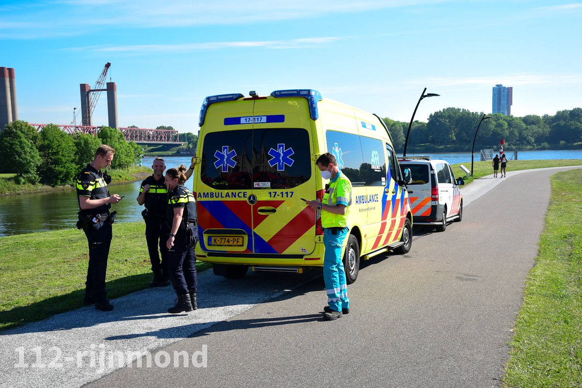 112rijnmond's tweet photo. #Veerkade #Spijkenisse: daar hebben de duikers van de brandweer een persoon uit het water gehaald. Persoon is met een ambulance overgebracht naar het ziekenhuis. https://t.co/dn779oq3RI