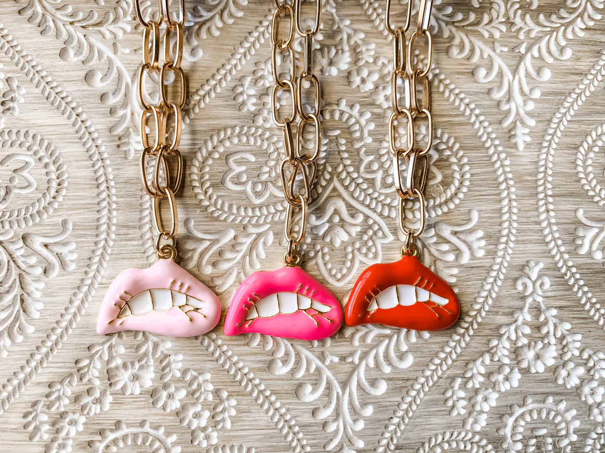 shopadris's tweet photo. @notdannydevito_ Hi! I’m Adrianna and I sell handmade jewelry and Art on Etsy💕 https://t.co/9umnY7a8Aw https://t.co/L8g70X7clJ