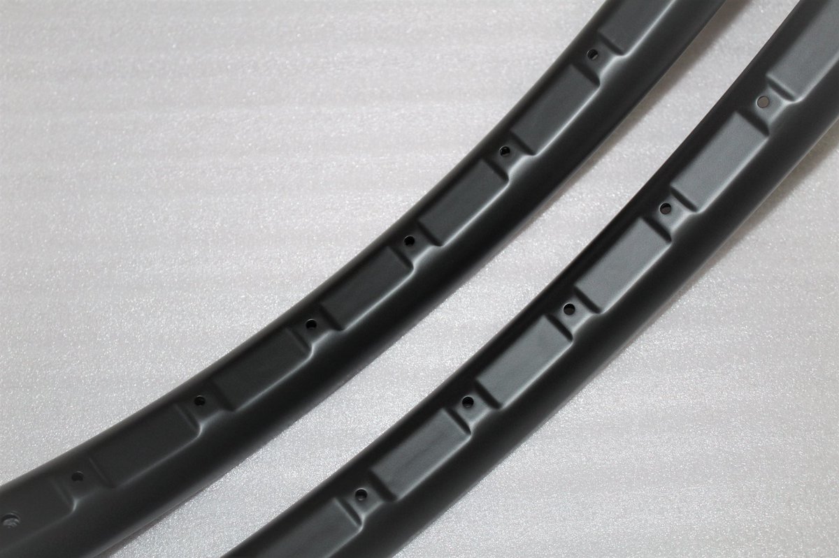xyzbicycle's tweet image. Full carbon fiber construction, 36mm internal width tubeless ready rim, improved ride quality thanks to the new rim convex shape. 

#xyzrim #Trail #AM #Enduro #DH