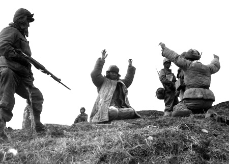 ScudBM's tweet photo. American soldiers surround captured Chinese soldiers in Hoengseong, Gangwon Province, durng the Korean War in this photo taken in 1951. https://t.co/XG4oBu6gjy