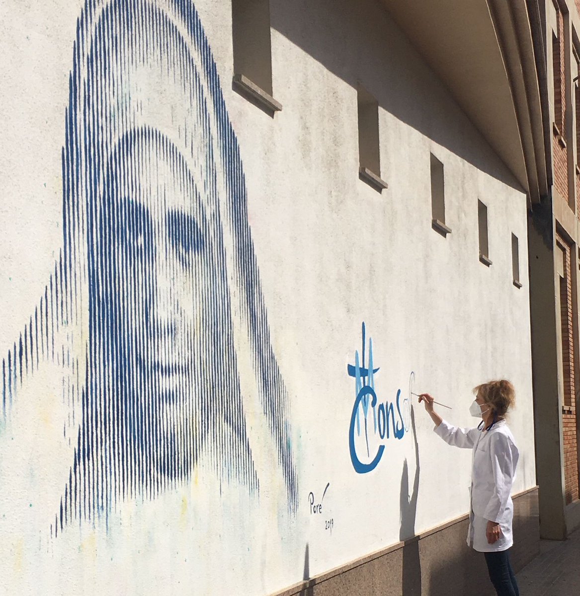 Fany és nostra artista 🎨que tenim com a professora a secundària, en breu podrem gaudir del nostre logo a la façana del col·legi, al costat de l'obra d'art de Juan Poré. #ConsolacióEduca #LaConsoMola #ConsolacióBorriana