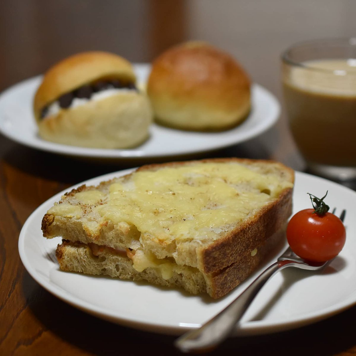 okadayukio's tweet photo. #考えるパンkoppe の
#クロックムッシュ ￥500
ひさびさに食べておいしい
・
奥は左から
#チョコミルククリームサンド ￥300
#あんぱん ￥200
三つでちょうどいいお昼になりました
・
ミシマ社の『料理と利他』も買いました
#氷見 #ランチ #パン #テイクアウト #2jun2021 https://t.co/uQrQOQ7kgj