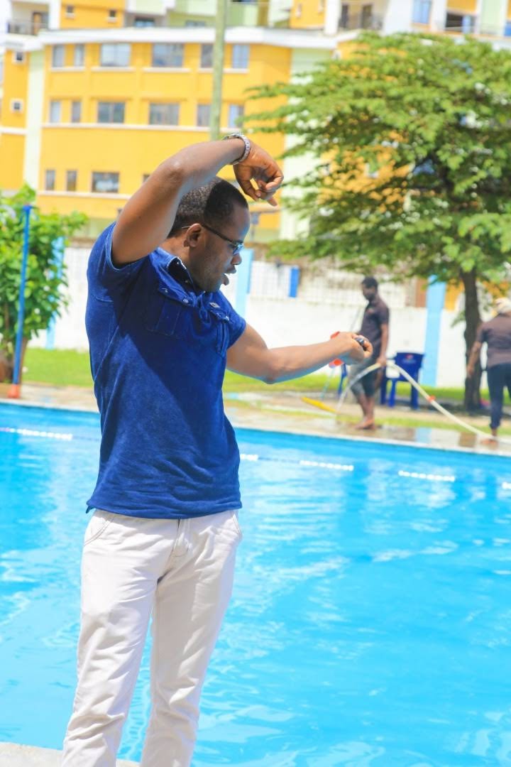 #Uzi
Niliyeogelea na mwanae, miaka kadhaa badae ndiye alipokea barua yangu ya maombi ya kazi. Wakati ninapeleka barua hiyo sikuwa ninafahamu kama nitakutana na mtu anayenifahamu wala ninayejuana nae. Fuatilia unaweza ukaondoka na linalokutosha...#Hatua 📸 Frank Mabalu