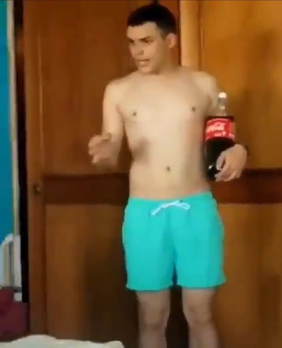 UrsulaE_'s tweet photo. viajero del tiempo: *mata una mosca*

la línea temporal: ¡podéis beber toda la cocacola que queráis! https://t.co/8Vf3WQc0Jh
