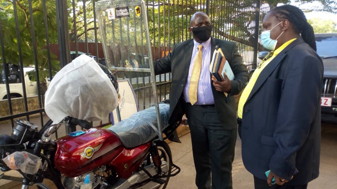 dee_ragga's tweet photo. Katumba wamala cared for the boda bodas during lockdown i showed him how we would prevent the spread of covid and we innovetively created a plastic that could prevent close contact with the passanger he is a good leader and a listener https://t.co/N8XtFqOOie
