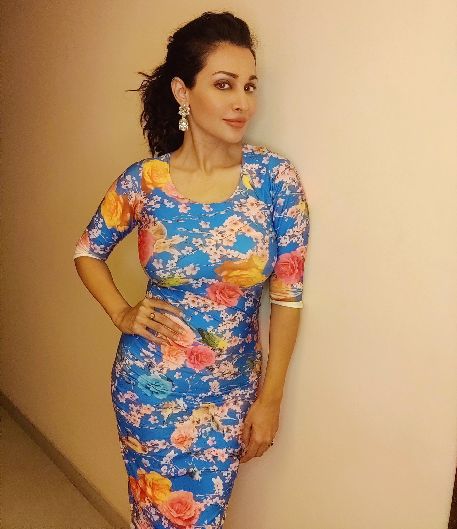 Flora Saini Hot latest photos, Asha Saini Collections - iiQ8 Biography