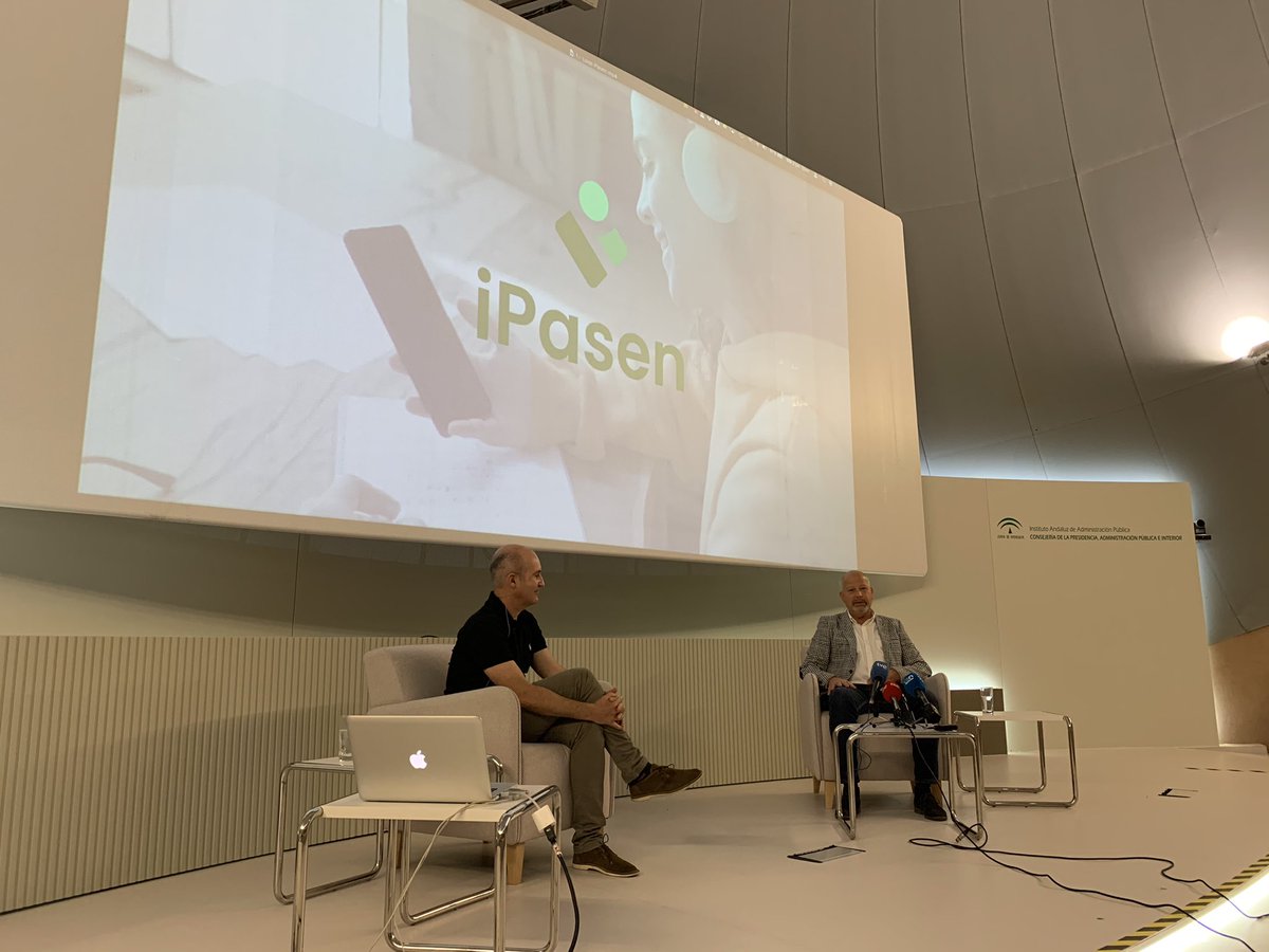 EducaAnd's tweet photo. 📲 @javierimbroda y @pacosilve presentan la nueva versión de la aplicación educativa para las familias, iPasen. ✅ 

📥 Las familias la podrán descargar a partir del día 7 de junio. 

#EducaciónEnMayúsculas https://t.co/SWdCHPIXeA