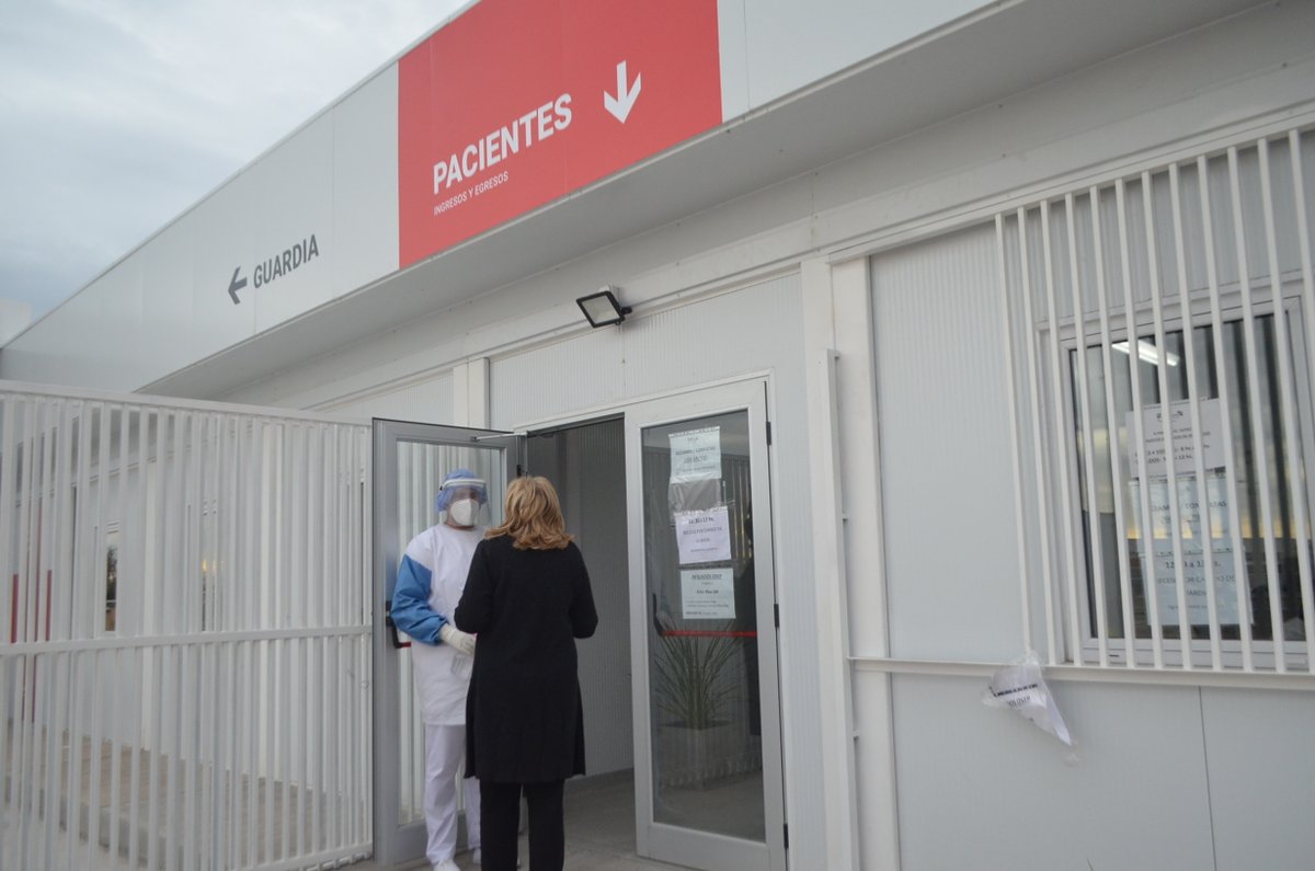 munisanrafael's tweet photo. De 8 a 19 se realizan hisopados en el Centro Sanitario Modular a personas con síntomas compatibles de coronavirus. https://t.co/OQWnJpvE08
