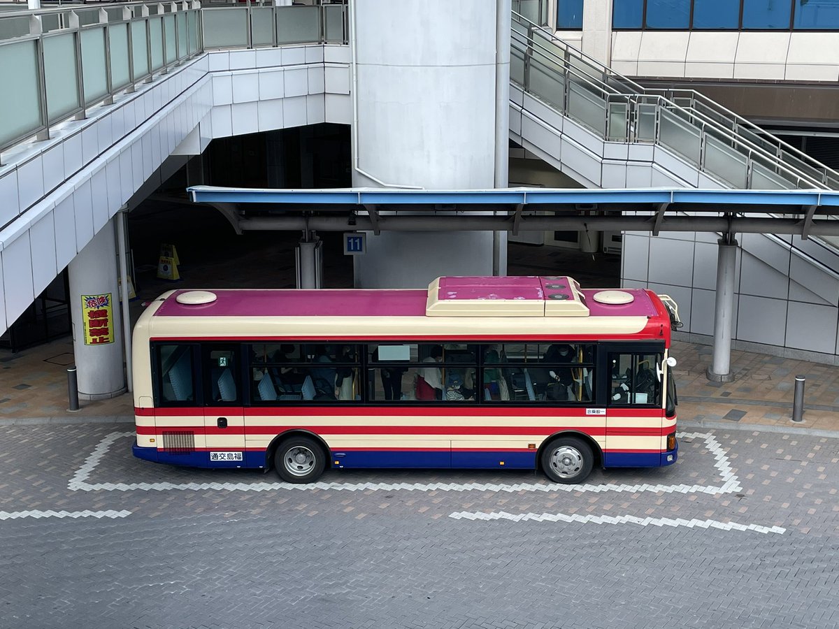 福島交通7153 初めて上から観察したけどめっちゃピンク。下から見ると