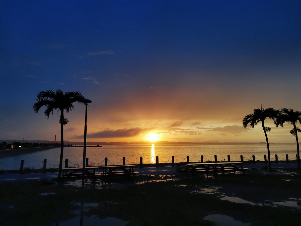 BeapaOkinawa's tweet photo. 雨上がりの夕日はこんな感じです。

#海中道路 #うるま市 #沖縄
#夕日 #beapa https://t.co/oj0jqwfFwb