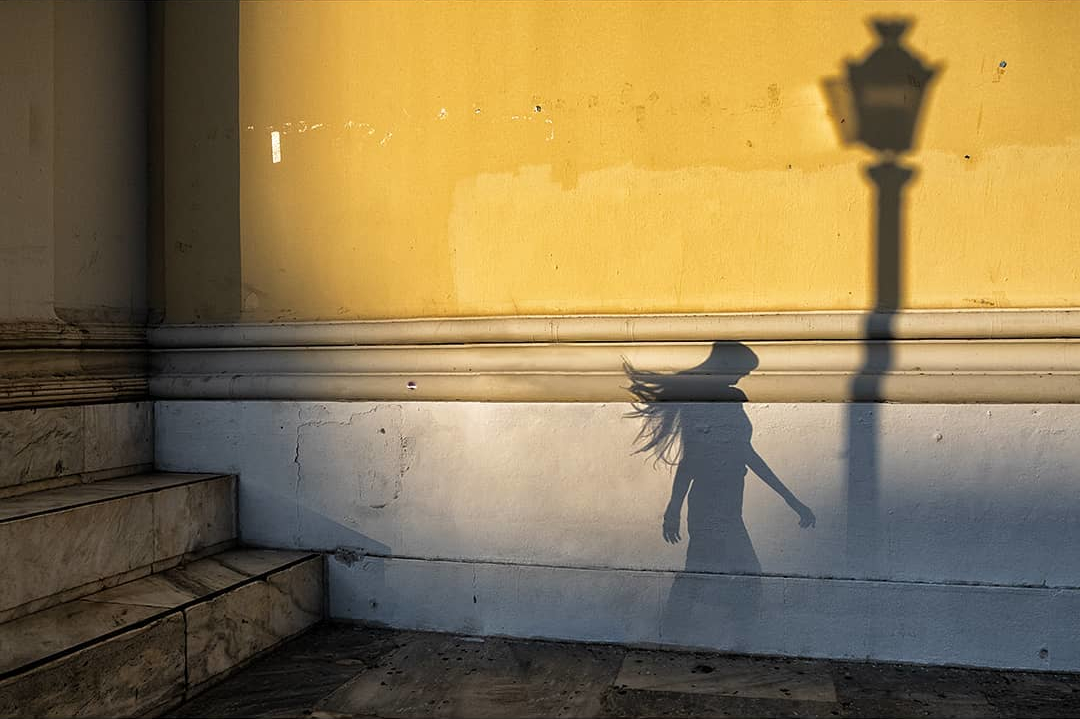 StreetEvolution's tweet photo. 𝐀𝐧𝐝𝐫𝐞𝐚𝐬 𝐊𝐚𝐦𝐨𝐮𝐭𝐬𝐢𝐬: Shadow in Athens https://t.co/xtDPSbVLOf
