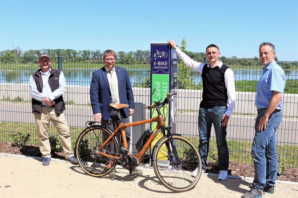 Elektrisierend ... auch in Schönebeck an der Weltrad Manufactur ist eine E-Bike-Ladesäule an den Start gegangen. Radeln, erfrischen, aufladen und weiter.