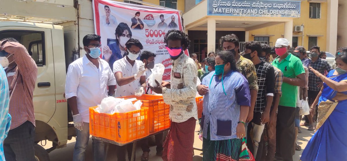 GunukulaKishore's tweet photo. 19వ రోజు #janaseva
7000+హోమ్ ఐసోలేటెడ్ పేషెంట్స్,ప్రభుత్వ ఆసుపత్రి వద్ద పేదలకు ఆహరం,మంచినీరు.. #19thDay
@JanaSenaParty @PawanKalyan
@JSPManuKranth గారి పిలుపుతో
@k_gunukula @mnadendla
#PawanKalyan #KishoreGunukula
#caronawariors @JSPShatagniTeam https://t.co/0p8eL9mdXE