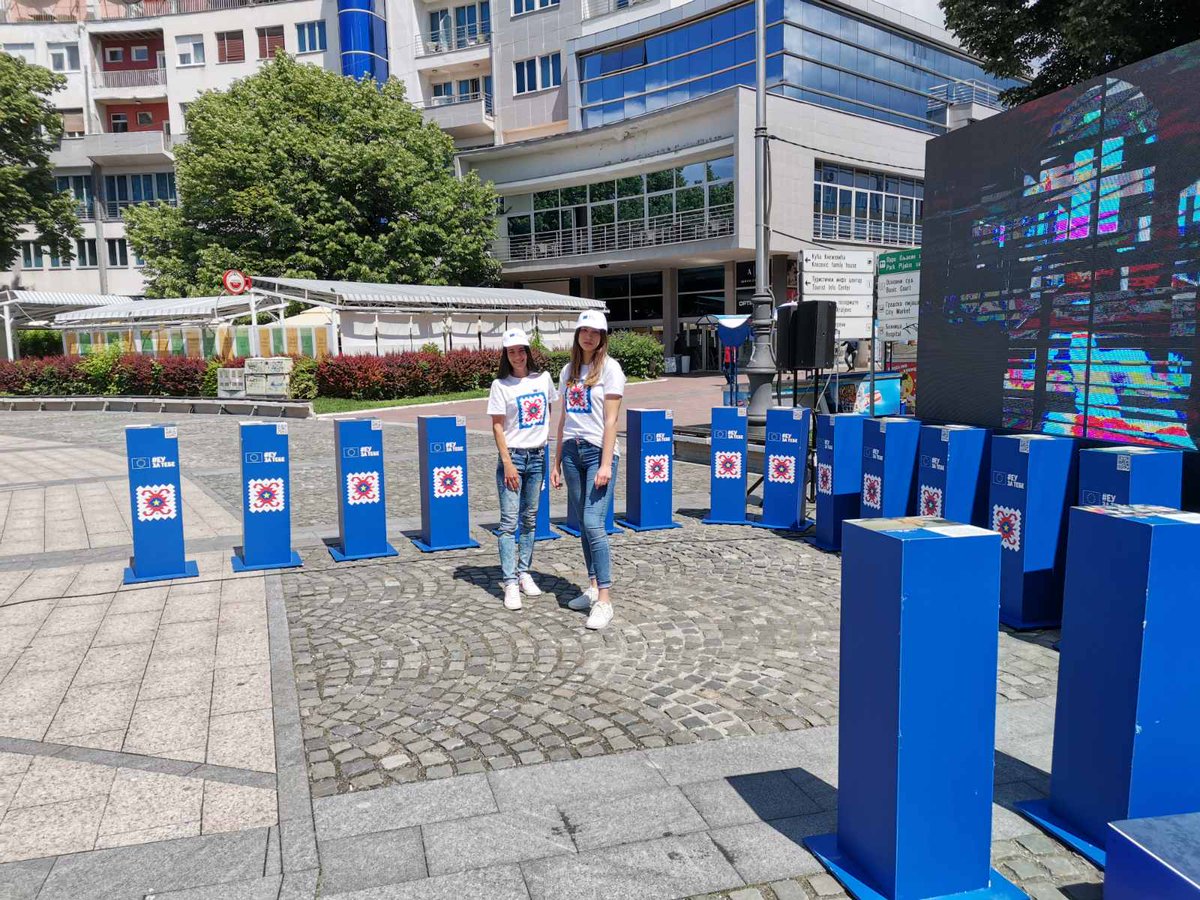 Evo nas u Kraljevu! #EUkaravan 💫 je do 19h na Trgu srpskih ratnika, a posetili su ga Martin Klauke, šef sektora za upravljanje projektima Delegacije 🇪🇺 i
Predrag Terzić, gradonačelnik Kraljeva. Dođite na proslavu #EuropeDay2021! 🎉⭐️
#EUzaTebe #Kraljevo #DanEvrope2021