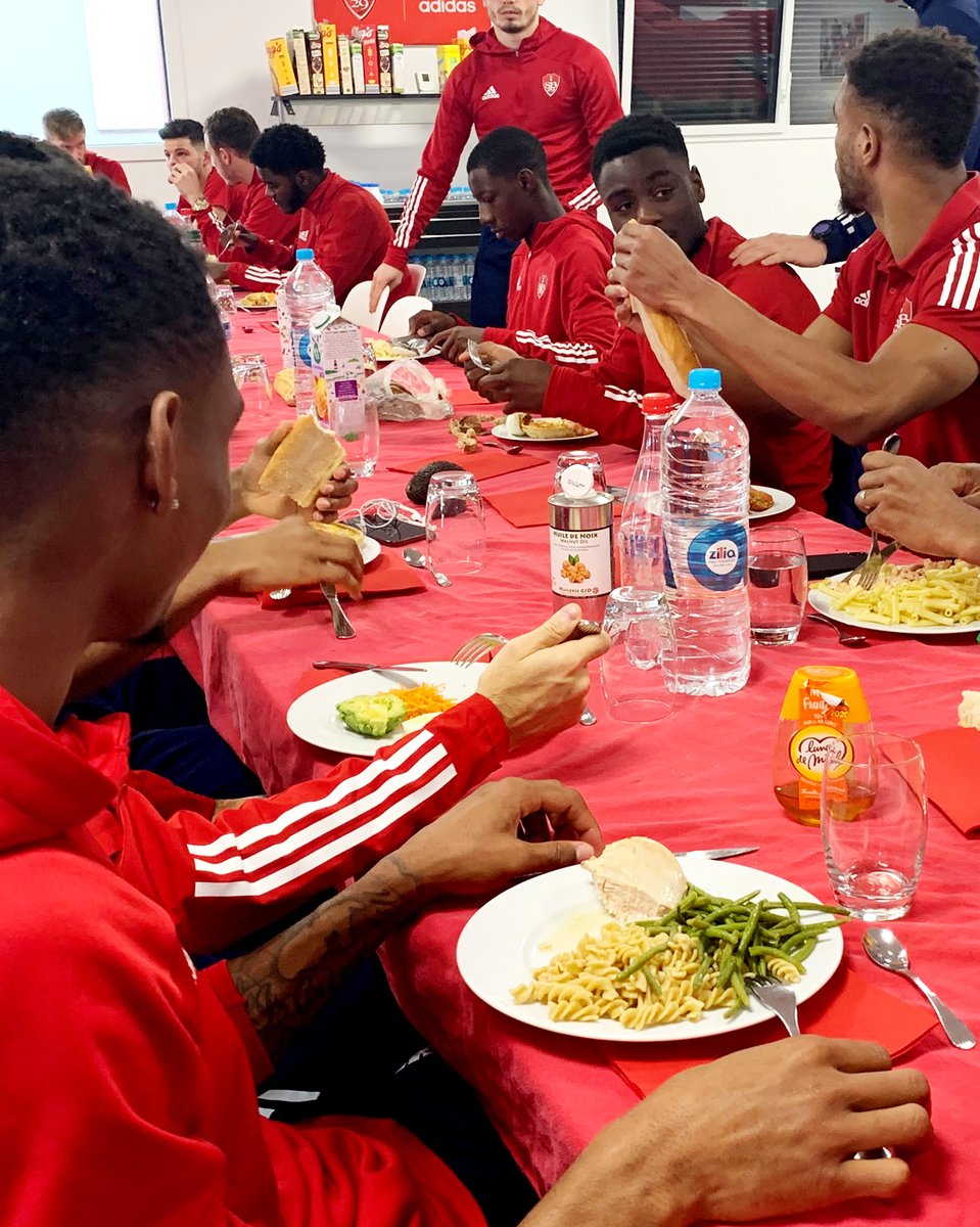 EauZilia's tweet photo. 🥰 @EauZilia  est très fière d'avoir accompagné au quotidien les footballeurs du 𝗦𝘁𝗮𝗱𝗲 𝗕𝗿𝗲𝘀𝘁𝗼𝗶𝘀 et les félicite pour leur 𝗺𝗮𝗶𝗻𝘁𝗶𝗲𝗻 𝗲𝗻 𝗟𝗶𝗴𝘂𝗲 𝟭, acquis avec 41 points. 👏👏👏
#ForzaBrest @SB29  #sportmotivation https://t.co/F23cWhxqGZ