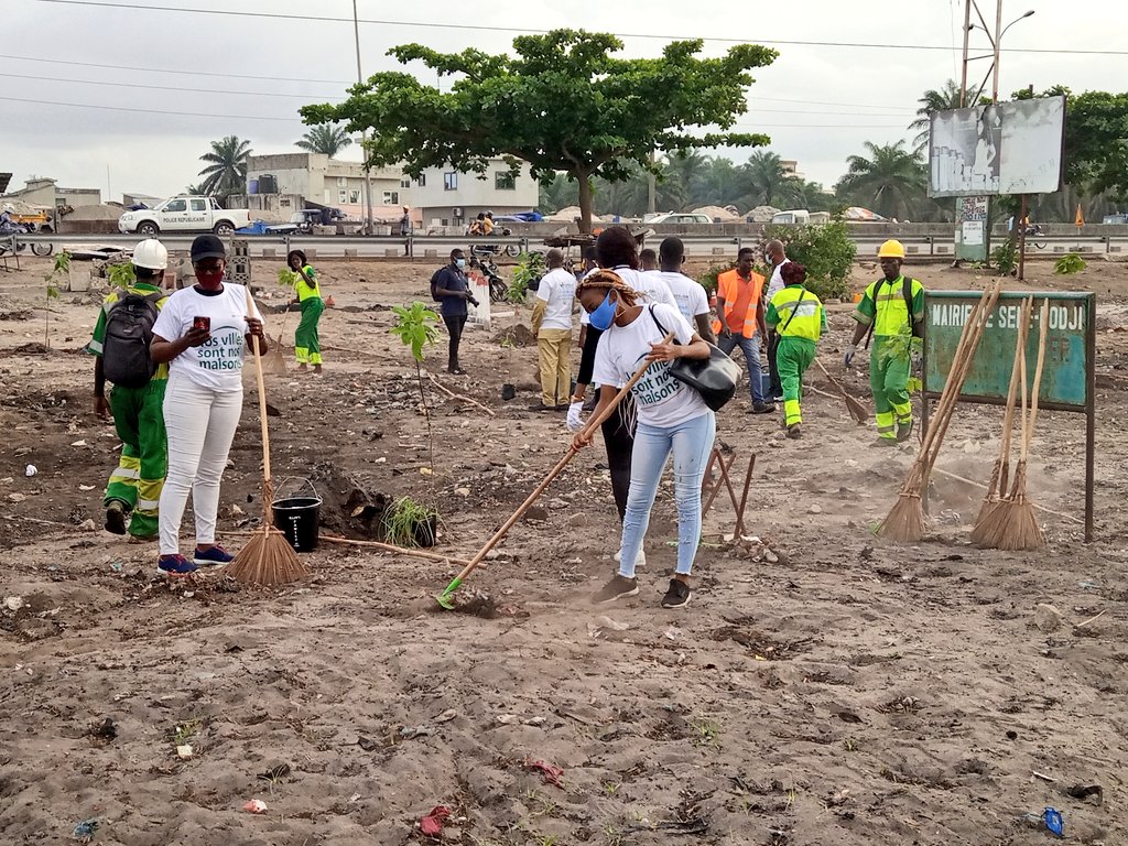 gouvbenin's tweet photo. Dans le cadre de la célébration de la Journée Nationale de l'Arbre (#JNA), la @sgdsbenin, en collaboration avec l'ONG #Ayedun, a organisé ce mercredi 02 juin 2021, une campagne de reboisement de l'espace aménagé "le bélier" du carrefour #Èkpè dans la commune de #SèmèPodji. https://t.co/HynhDrbzcK