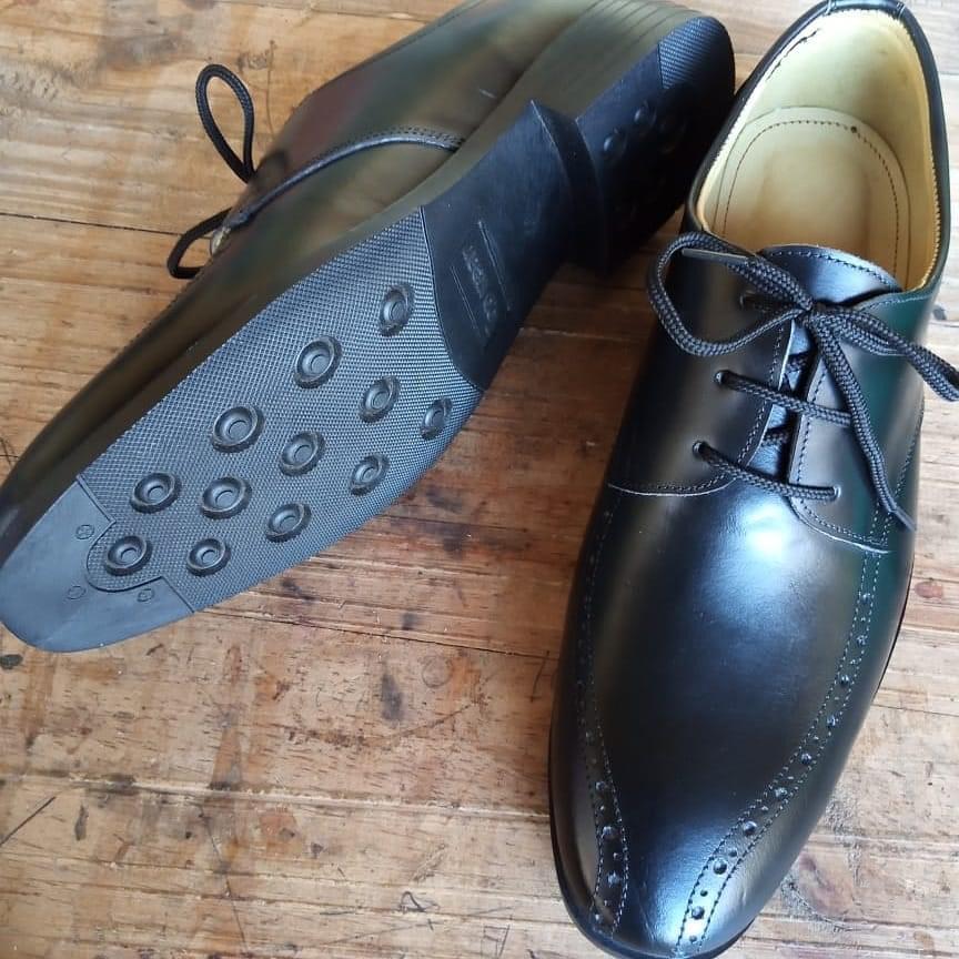 DMagabi's tweet photo. ☑️ Official normal leather 
☑️ We deliver country wide 
☑️ Our business is mobile 
☑️ Contact 0795414483 
☑️ Price Ksh 2,500
  Note; free delivery within Nairobi CBD https://t.co/aHp2XBwCD8