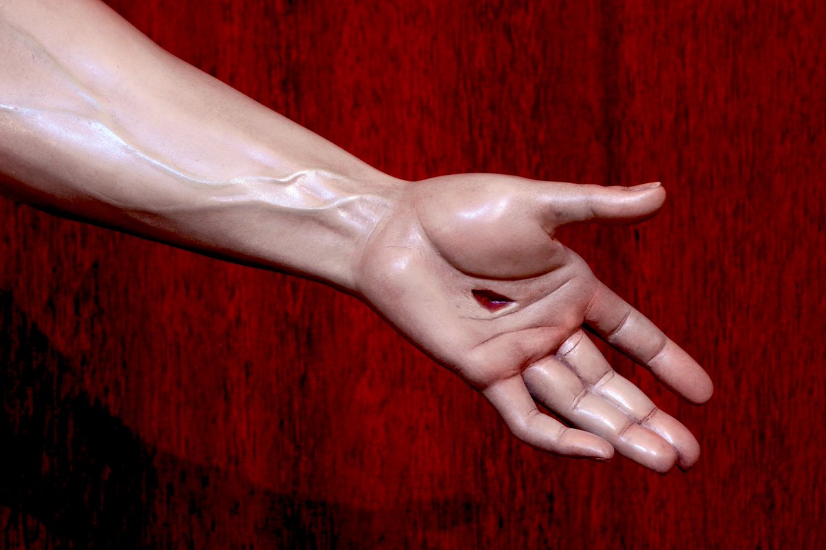 Conozco muchos enamorados que se han tatuado el nombre de las personas que aman. 

La persona que más me ama también se “tatuó mi nombre”: «Mira: te he grabado en las palmas de mis manos» Is 49, 16