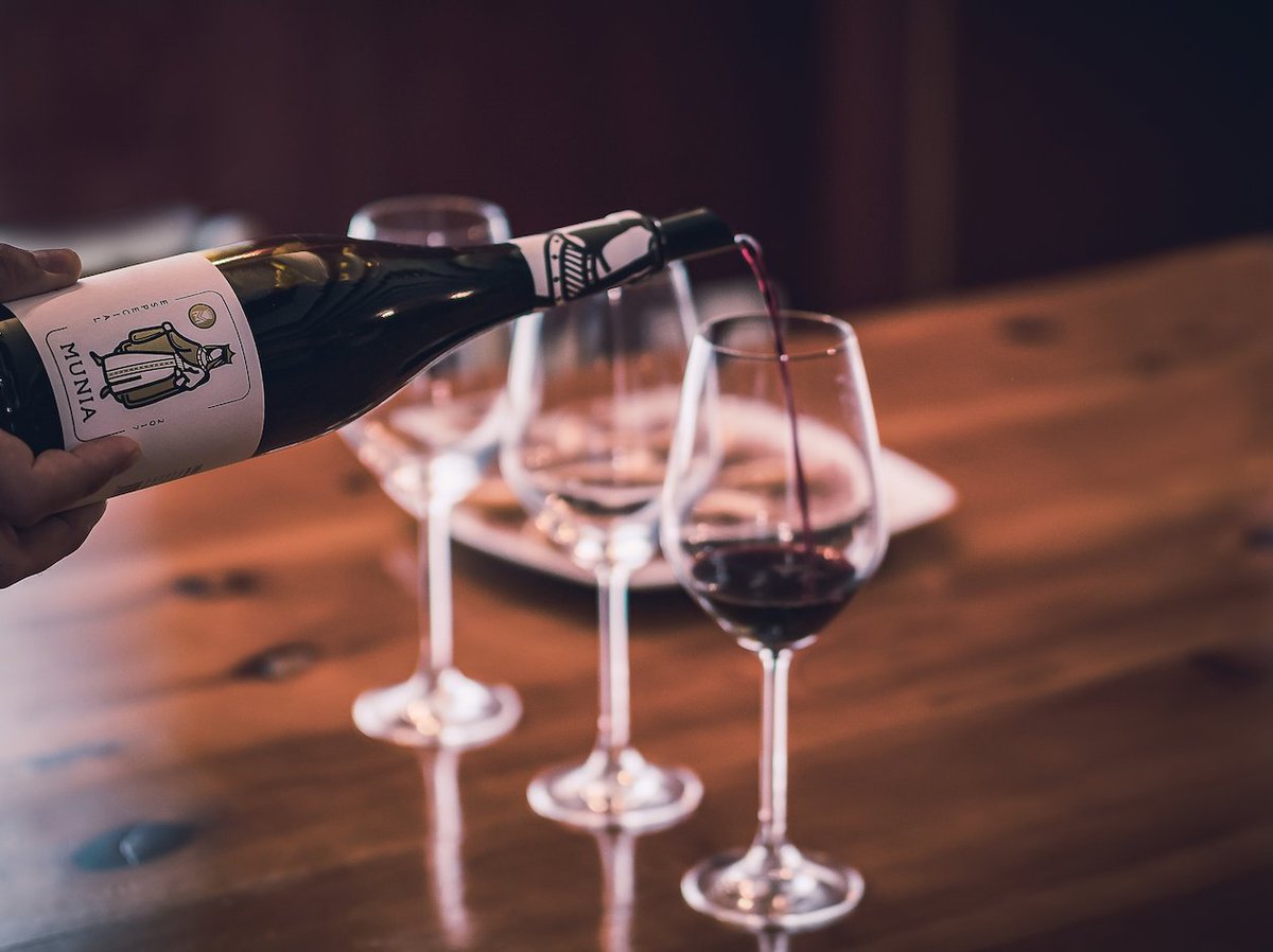 Munia Especial se elabora con uva seleccionada procedente de viñedos centenarios (prefiloxericos), adquirida a viticultores locales poseedores de viñedos de más de 120 años años.

Puedes encontrarlo aquí: ow.ly/oUC150EZaMQ

#Munia #ViñaGuareña #vinodeToro #tintadeToro