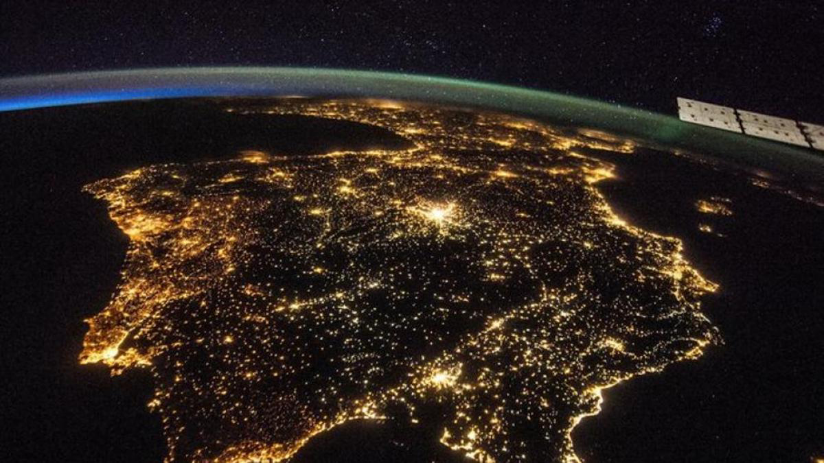 DesatranqueJaen's tweet photo. Año 2019: España de fiesta.

Año 2021: España planchando. https://t.co/G9adZ1eJ82
