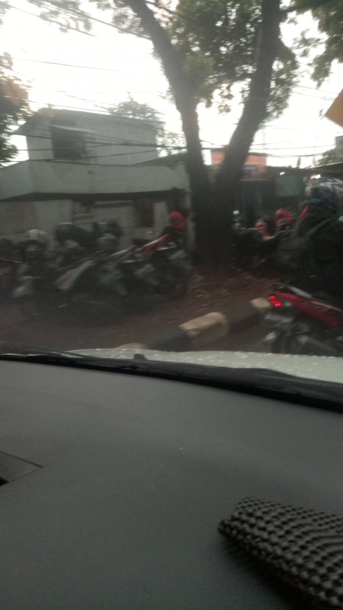 arthurvilmon's tweet photo. Trotoar cakep rapi di sepanjang kasablanka sampai karet bivak... Buat jadi parkiran motor toh ternyata... Pejalan kaki nya balik jalan di jalan raya... Gimana nich @DKIJakarta #trotoarjakarta https://t.co/RxeAeqbCnf