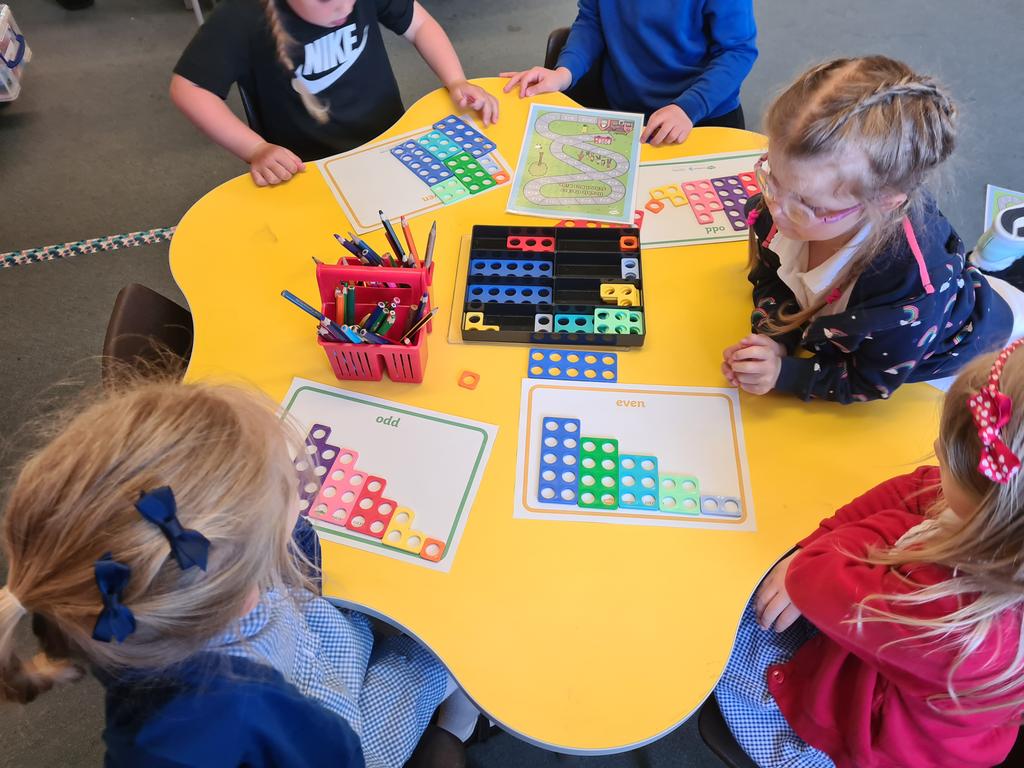 MrsDuncan88's tweet photo. We practised sorting our odd and even numbers using @Numicon Spotting the different shapes really help us develop our number sense! 👍😀 @ForehillSchool #numeracy #OddOrEven https://t.co/YXLCrf55TI