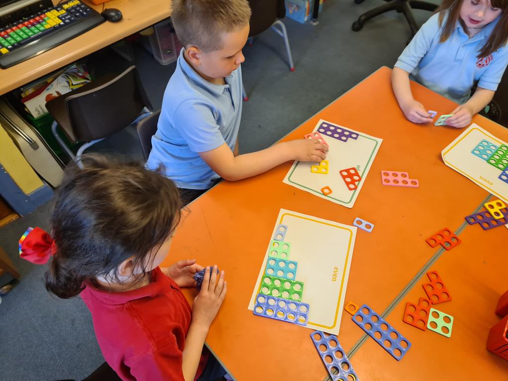 MrsDuncan88's tweet photo. We practised sorting our odd and even numbers using @Numicon Spotting the different shapes really help us develop our number sense! 👍😀 @ForehillSchool #numeracy #OddOrEven https://t.co/YXLCrf55TI