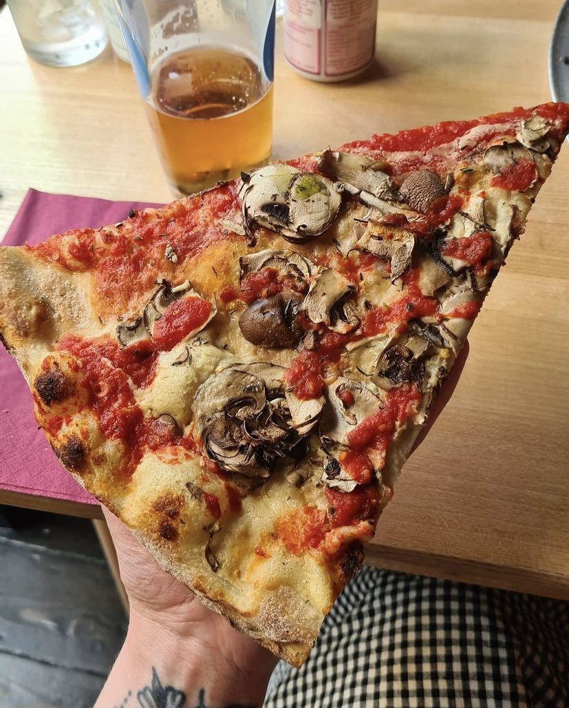 VEGANIC 🌱
Mushrooms, roast garlic cashew cream, chilli, <a href="/forzawin/">Forza Win</a> sauce, thyme

A top tier triangle. Slices and 22s popping off from @beaglesabout 4pm—late with ice cold drinks 🥶🧊 Alright alright alright

Walk ups only, just say no to bookings 

📸: <a href="/alrightcalv/">ᴄᴀʟᴠ 🌱</a>