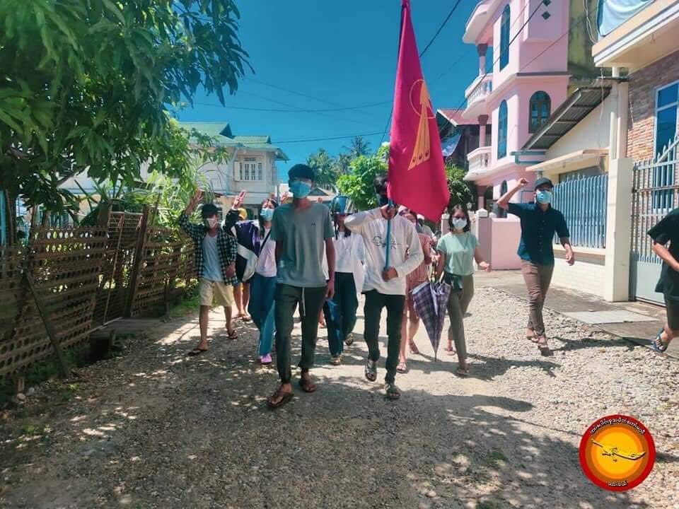 minthet_oo6's tweet photo. Anti Coup protesters from #Dawei took to the streets for memorial of Anniversary of #ColonelBaHtoo who was fallen in Fascist Revolution on 2nd June. 

#WhatsHappeningInMyanmar
#June2Coup https://t.co/XXURES0MQP