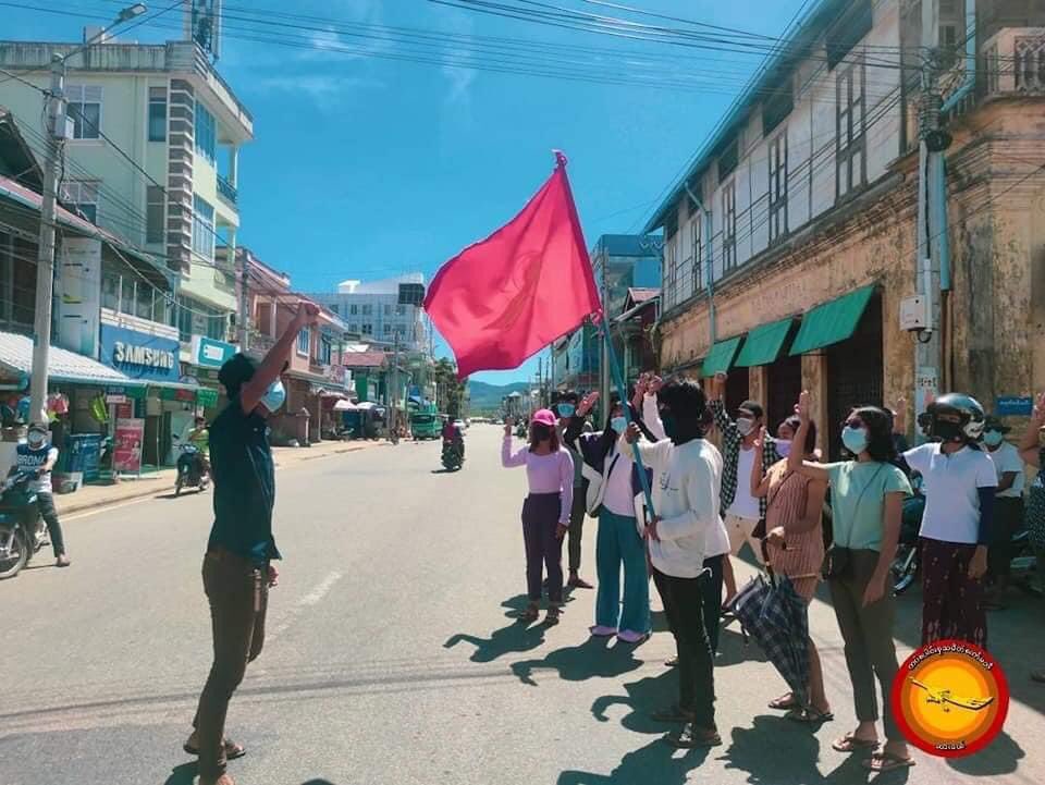 Anti Coup protesters from #Dawei took to the streets for memorial of Anniversary of #ColonelBaHtoo who was fallen in Fascist Revolution on 2nd June. 

#WhatsHappeningInMyanmar
#June2Coup