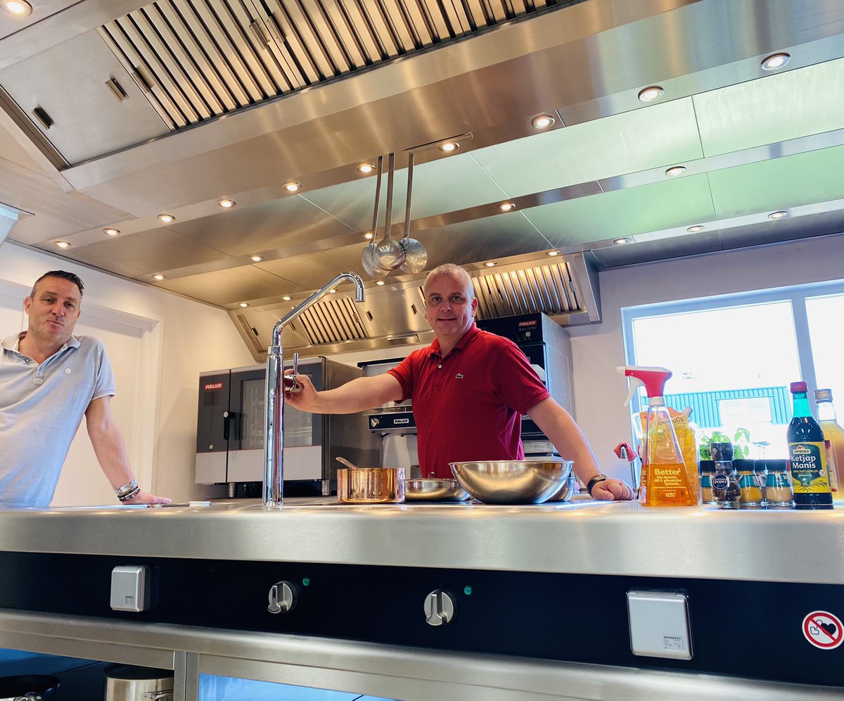 Paluxnl's tweet photo. Nieuwe plannen aan het maken en samenwerking intensiveren met Culinaire Saisonnier voor de toekomst. Wordt vervolgd...

#EdwinLoos #Culinaire #Saisonnier https://t.co/5dzj04O3Tt