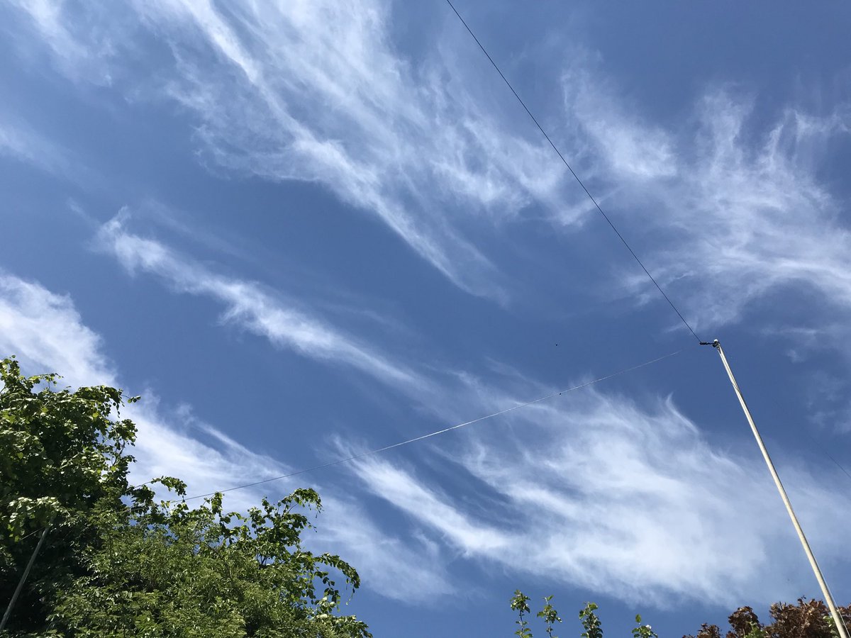 WQJim's tweet photo. A fine example of cirrus uncinus that is often found near the axis of an upper ridge. ⁦@theRSGB⁩ #hamr  ⁦@UKSMG⁩   It can be a good omen for Sporadic-E on VHF. 73 G3YLA https://t.co/FoXt8uh5Yb