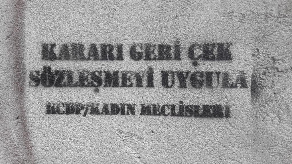 HalkEmekci's tweet photo. Kadınları koruması gereken komşu, esnaf, akraba değil yetkililerdir. İstanbul Sözleşmesi uygulanacak kadınlar yaşayacak.
#AnayasayıYasayıSözleşmeyiUygula https://t.co/7ggVe689vC