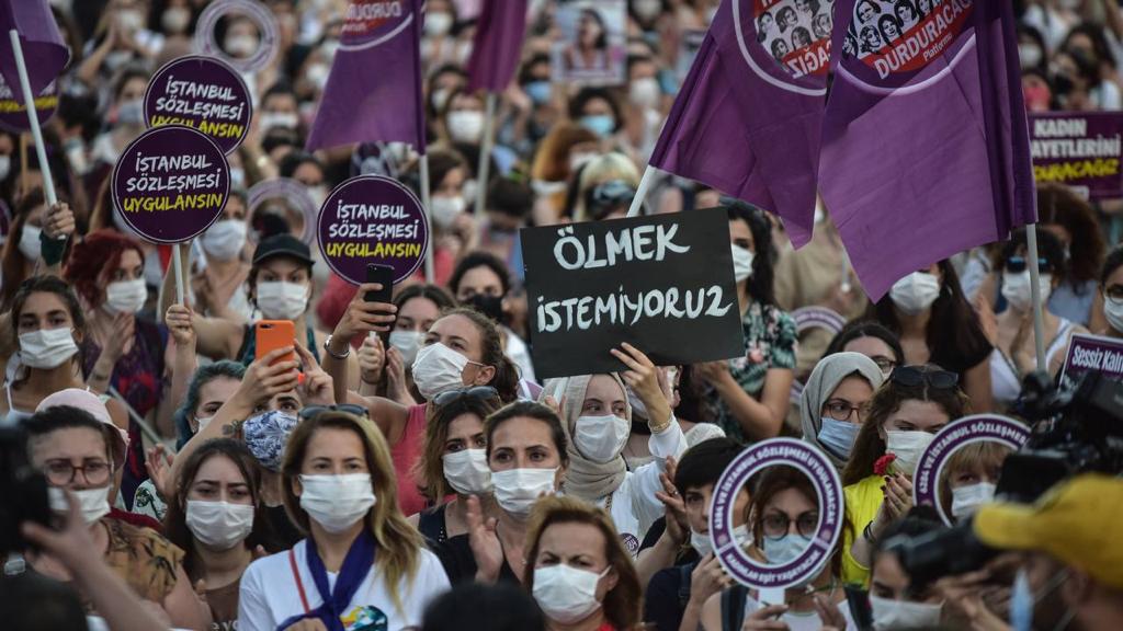 HalkEmekci's tweet photo. Kadınları hedef gösteren açıklamalar, kadınlara yönelik cinsiyetçi aşağılamalar, şiddeti öven ifadeler duymak istemiyoruz. Siyasetçiler ve idareciler kullandıkları dile özen göstermeli, şiddeti normalleştirmekten ve meşrulaştırmaktan kaçınmalıdır. #AnayasayıYasayıSözleşmeyiUygula https://t.co/QxtYiAQ2IJ